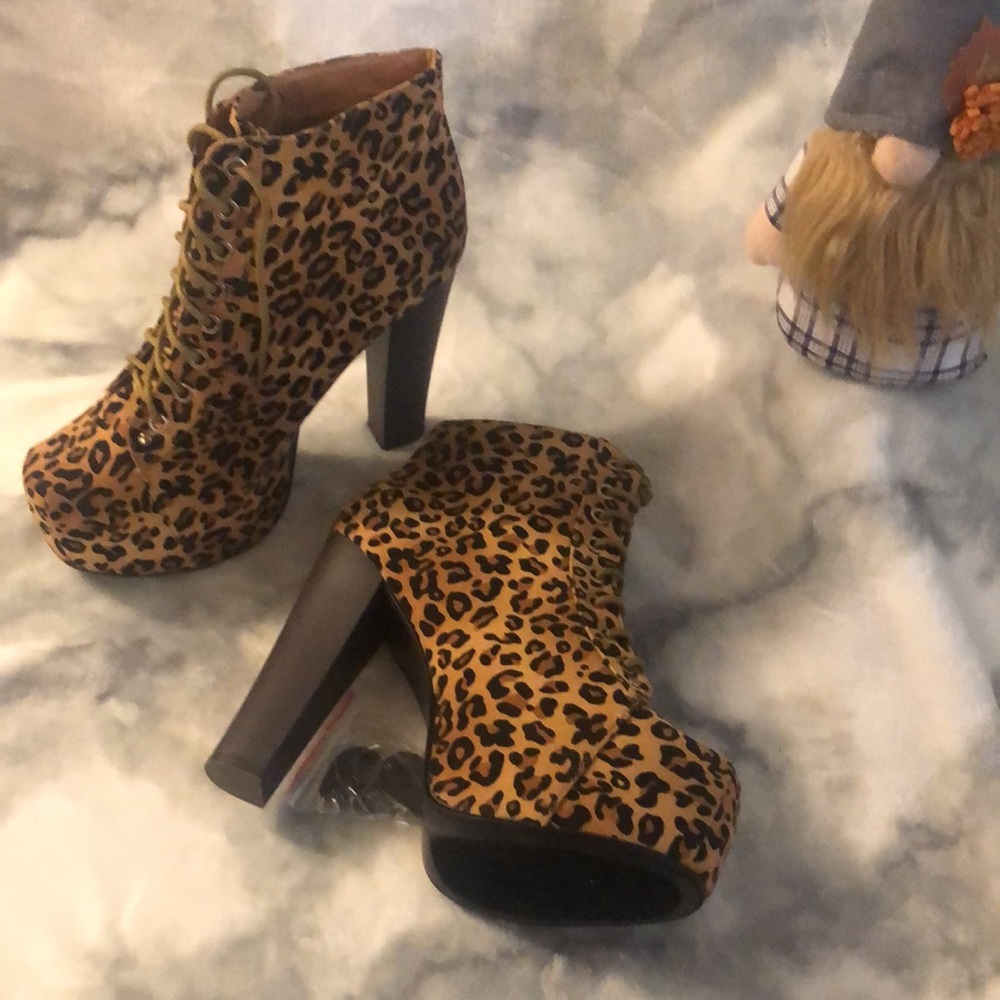 Delicacy Jordan platform leopard boots